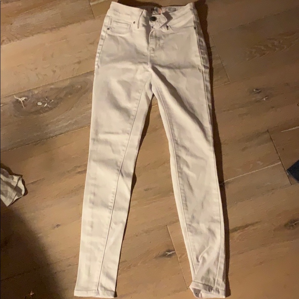 womans white skinny jeans